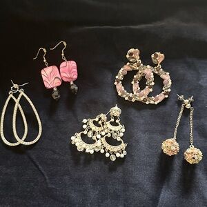 Fashion earrings as shown